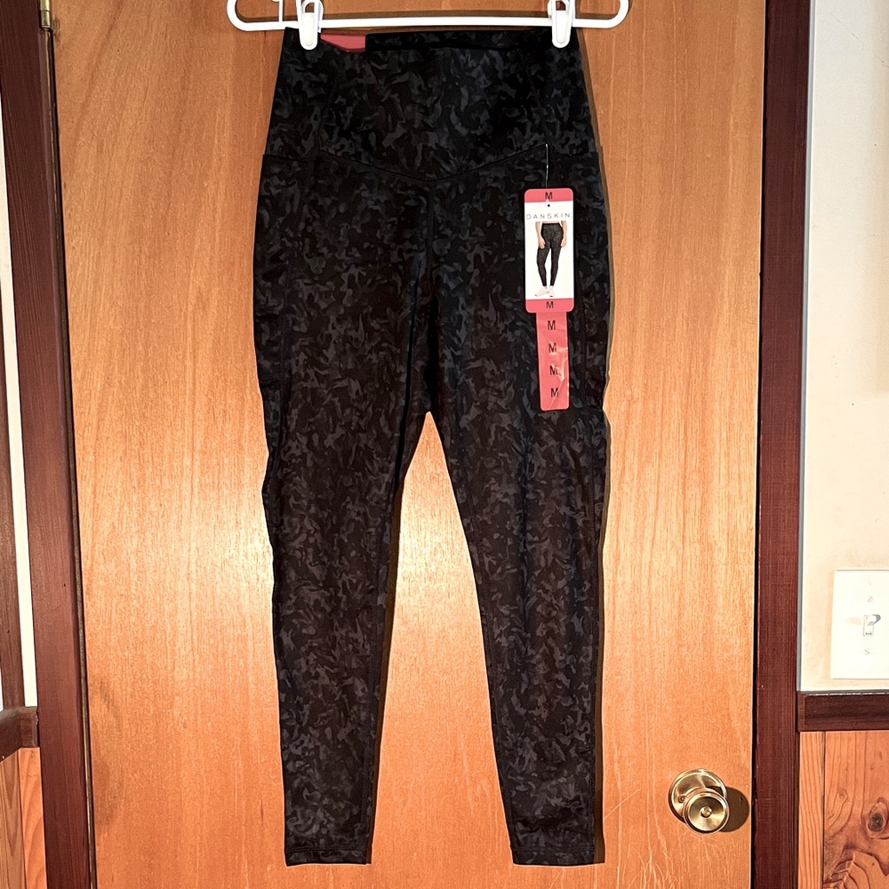 Danskin NWT Contour Leggings in Black and Grey Cascade Print - Size Medium